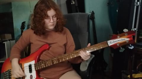 Somebody to Love/Queen bass play along by Cara
