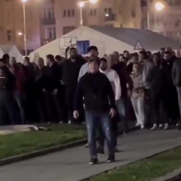 Tensione në Beograd, militantët e Vuçiçit ofendojnë nënën e një prej viktimave