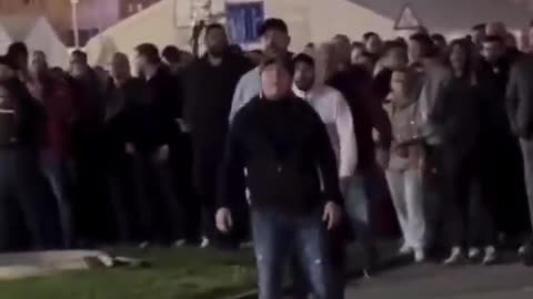 Tensione në Beograd, militantët e Vuçiçit ofendojnë nënën e një prej viktimave