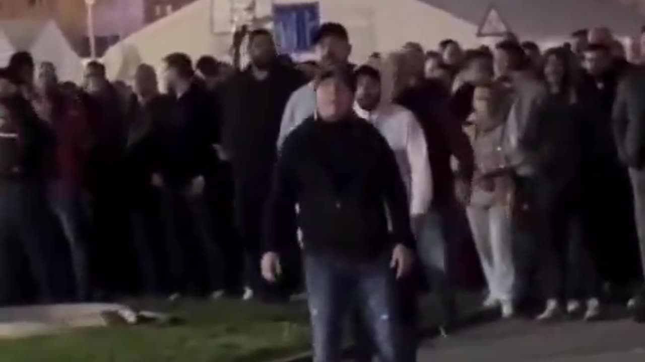 Tensione në Beograd, militantët e Vuçiçit ofendojnë nënën e një prej viktimave