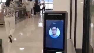 W Chinach wszyscy obywatele muszą posiadać biometryczne cyfrowe dowody tożsamości powiązane z systemem nadzoru.