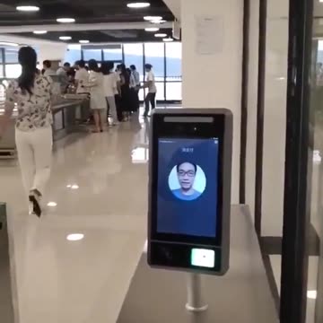 W Chinach wszyscy obywatele muszą posiadać biometryczne cyfrowe dowody tożsamości powiązane z systemem nadzoru.