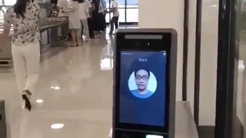 W Chinach wszyscy obywatele muszą posiadać biometryczne cyfrowe dowody tożsamości powiązane z systemem nadzoru.