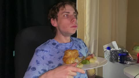 Утренний ритуал: фрукты и хрустящий круассан