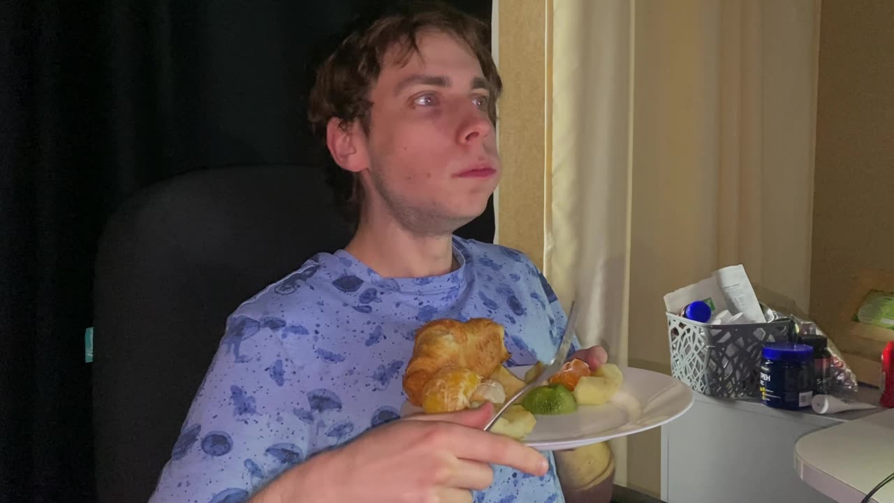 Утренний ритуал: фрукты и хрустящий круассан