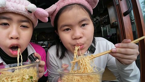 ASMR Mukbang Noodles Cookie Sugar, fast food breakfast is very delicious