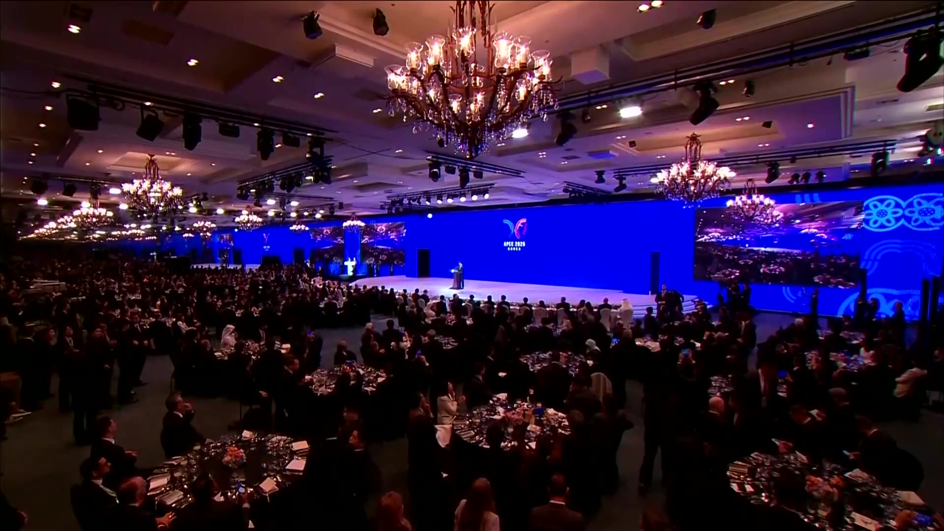 South Koreas Lee raises toast to cooperation at APEC banquet