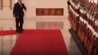 Paseo incómodo en China: Mueven a Starmer con un leve empujón y las redes enloquecen