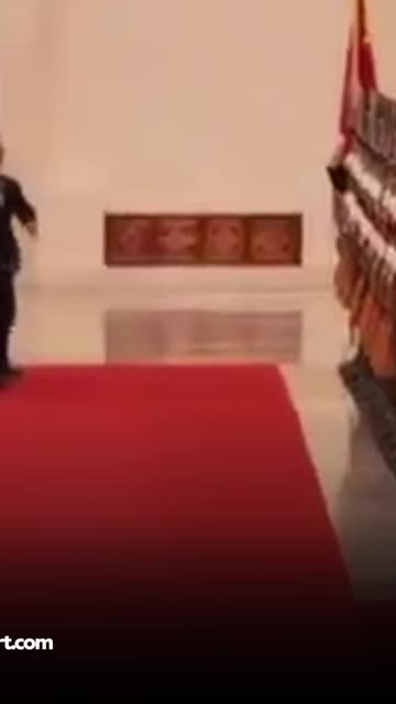 Paseo incómodo en China: Mueven a Starmer con un leve empujón y las redes enloquecen