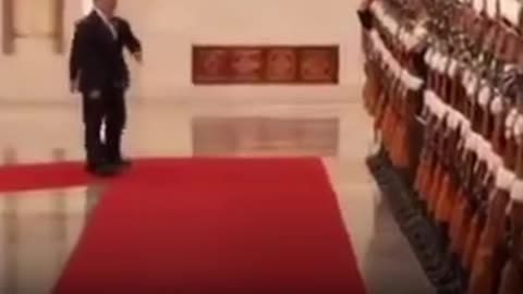 Paseo incómodo en China: Mueven a Starmer con un leve empujón y las redes enloquecen