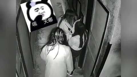 密室逃脱鬼屋爆笑名场面，果然还是看别人玩有意思！ #密室逃脱 #监控下的一幕 #搞笑 #鬼屋 #专治不开心