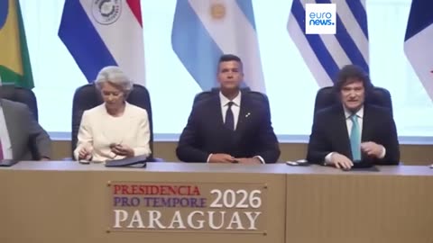 NOTIZIE DAL MONDO UE sigla il controverso accordo commerciale con i Paesi del MERCOSUR.Dopo 25 anni di trattative,l'UE ha firmato sabato l'accordo commerciale Mercosur. la ratifica è ancora in sospeso e deve passare dal Parlamento europeo