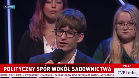 Redaktor Czyż z TVP wyrwał mikrofon młodemu chłopakowi gdy ten zadawał pytanie