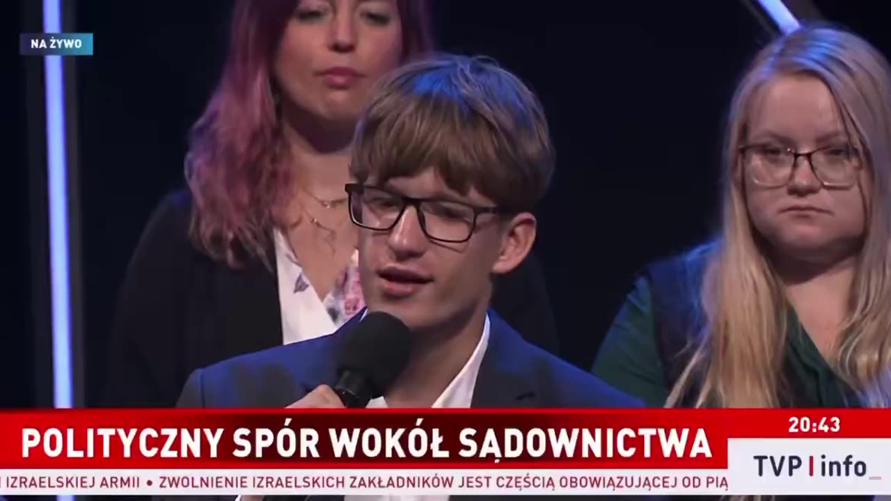 Redaktor Czyż z TVP wyrwał mikrofon młodemu chłopakowi gdy ten zadawał pytanie