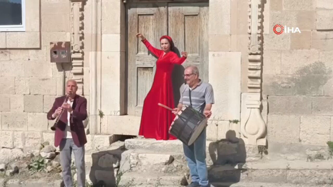Tunceli'de asırlık kına türküsü tarihi sokaklarda yeniden hayat buldu