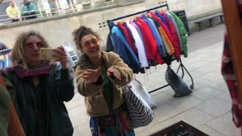 Barefoot👣soul sisters in Norwich city at the market!🛍️