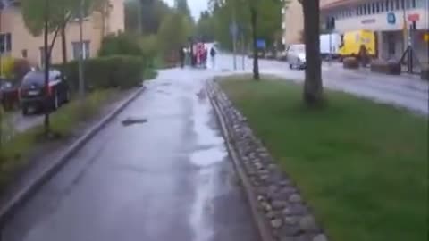 "Kajsa Karlsson" dyker aldrig upp. Magmys Micke har köpt presenter. Micke gråter sötvattentårar