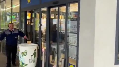 Supermarkets in France have employed new methods of security against Islamist migrants 🇫🇷