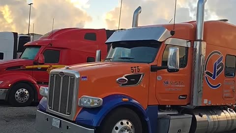 Broke down again #ourtruckinglife #truckesvlogs #truckdriver #reallifetruckers #longhaultrucker