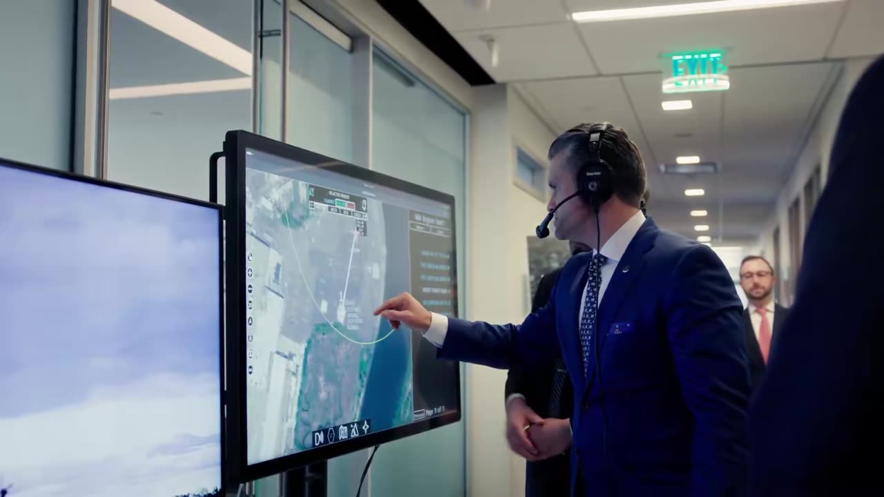 Υπουργός Πολέμου ΗΠΑ πετάει Black Hawk εξ αποστάσεως