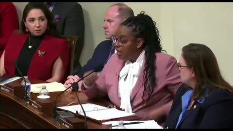 LaMonica McIver Refuses To Let DHS Sec Answer Her Question