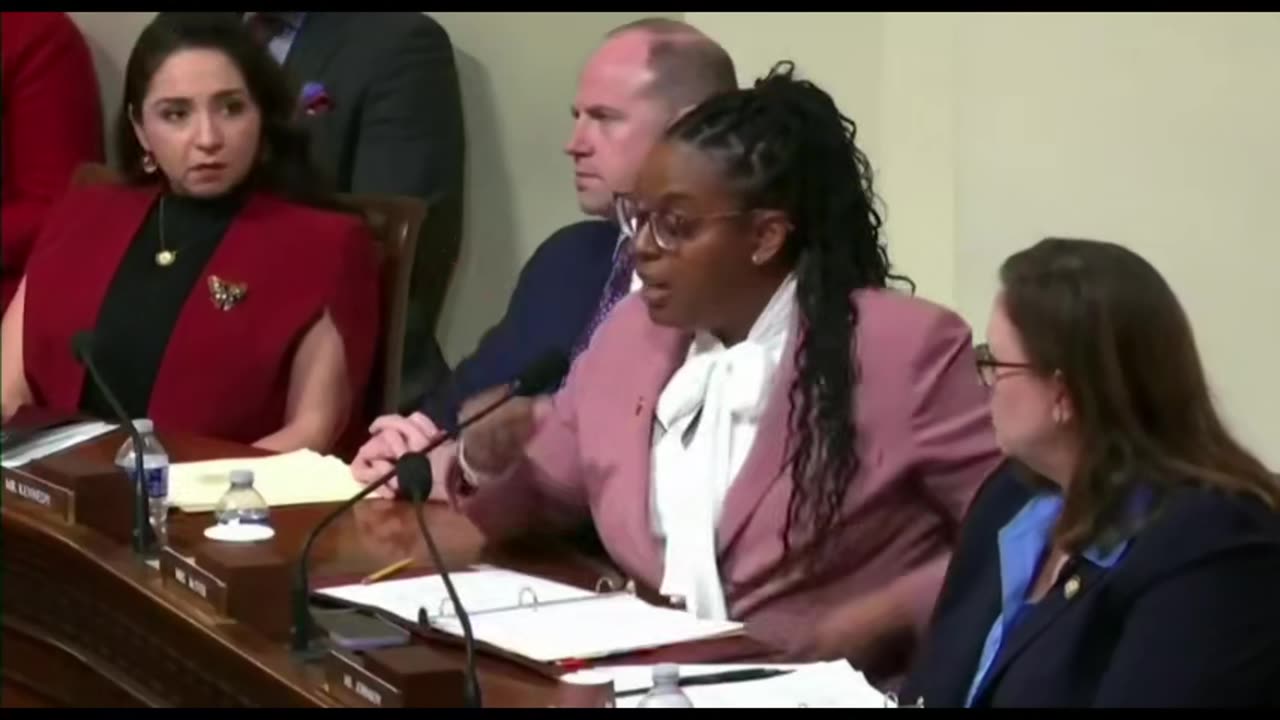 LaMonica McIver Refuses To Let DHS Sec Answer Her Question