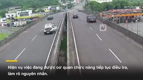 Nắp ca-bô bung lên. Người bay khỏi cầu vượt.