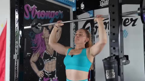 Muscle Women Maga Sqats