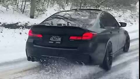 BMW F90 M5 Snow Drifting