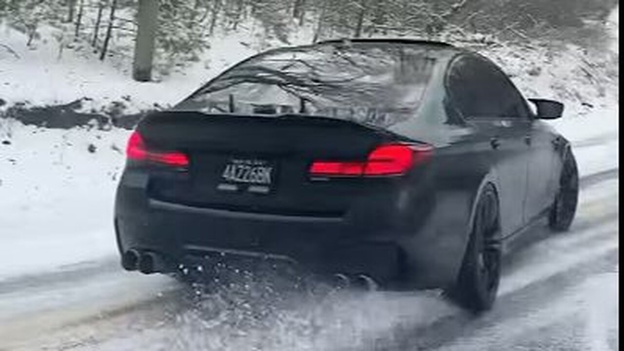 BMW F90 M5 Snow Drifting