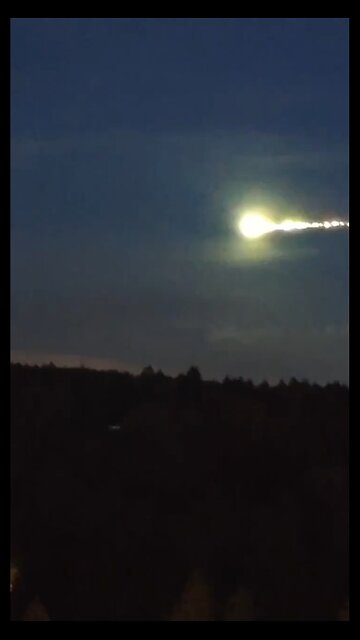 🇷🇺 VERY BRIGHT, SLOW-MOVING BOLIDE ILLUMINATES NIGHT SKY OVER MOSCOW, RUSSIA