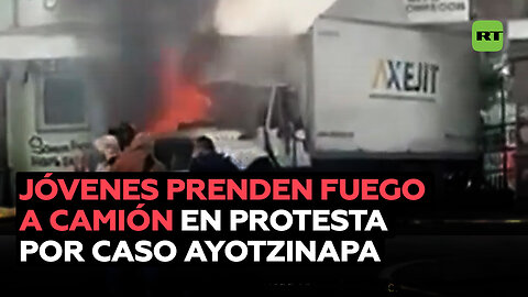 Jóvenes prenden fuego a un camión en la entrada de un campo militar en protesta por caso Ayotzinapa
