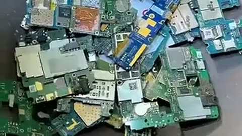 🔍💰 Discover How to Extract Gold from Old Cellphones! | FeedMyCuriosity