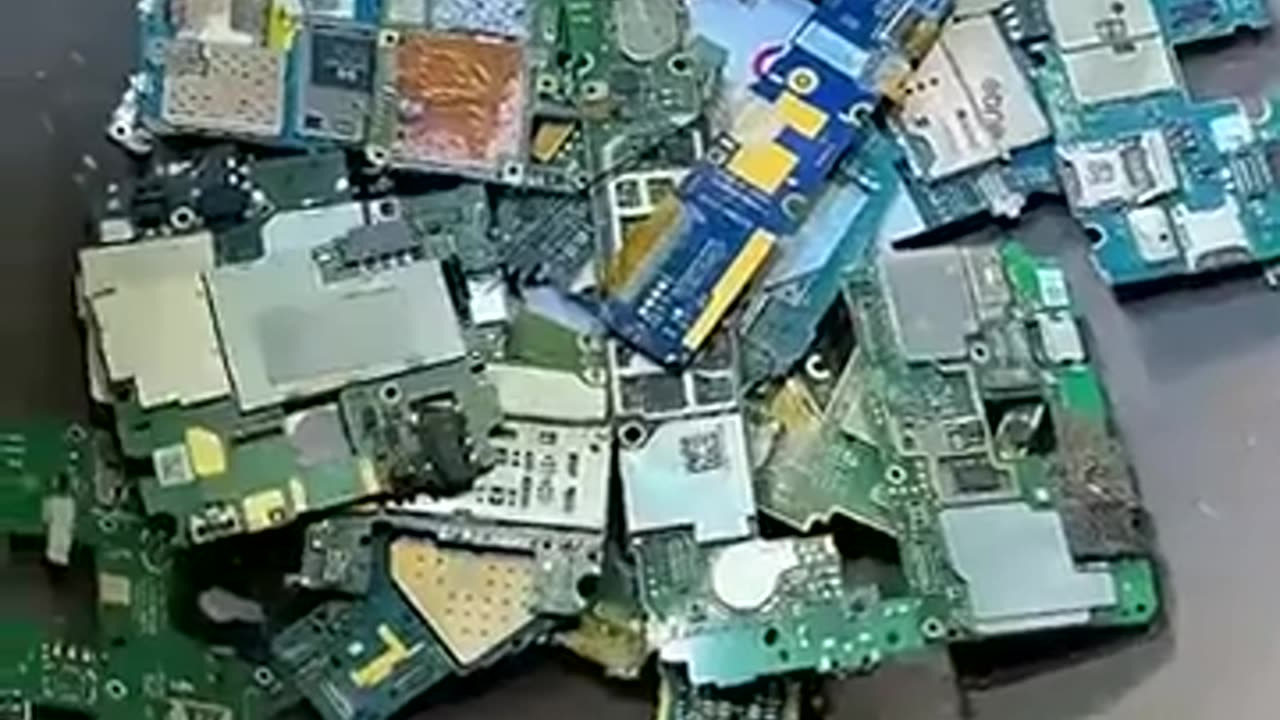 🔍💰 Discover How to Extract Gold from Old Cellphones! | FeedMyCuriosity