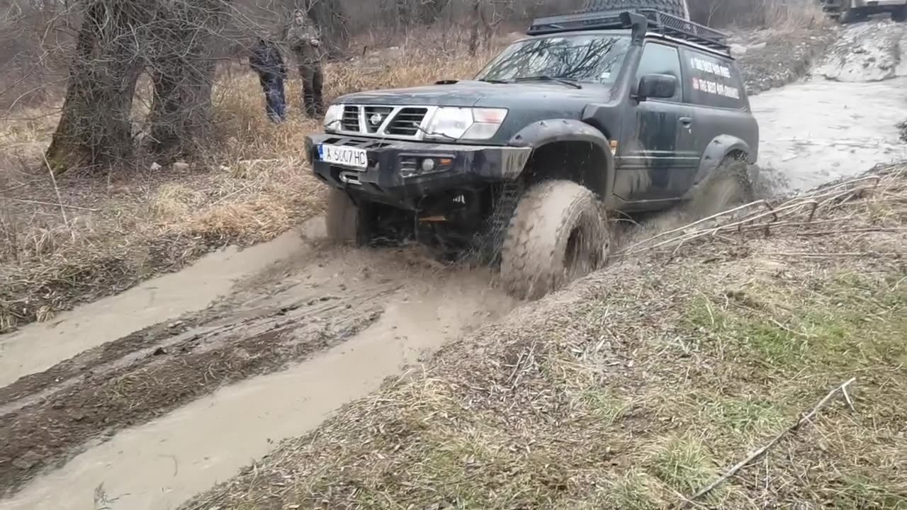 Nissan Patrol Y61 vs Deep Water and Mud