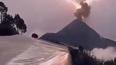 ⚡️🌋 Witness the Electrifying Moment When Lightning Strikes a Volcano | FeedMyCuriosity