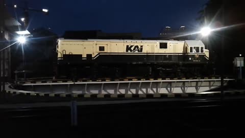 How a Train Locomotive Turns Around at the End of the Track