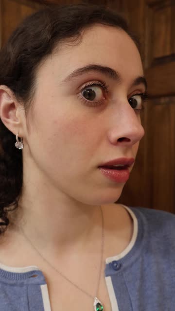 Stocking Stuffers: Trying Gryffindor Lip Oil From Profusion!