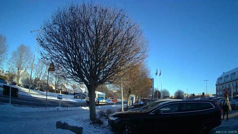 Predikar om Jesus och läser ur Bibeln vid Lidl, invid Karlslundsgatan. Örebro 21 Nov. 2025