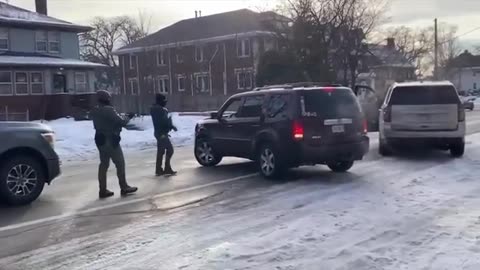 Video shows ICE immigration officer shooting dead woman driver in Minneapolis | BBC News
