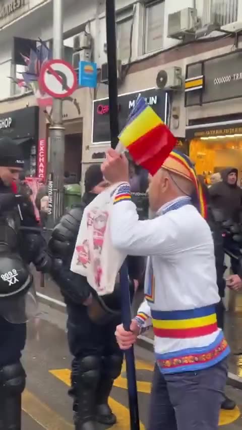 Podczas protestów w Rumunii, które wybuchły po aresztowaniu kandydata na prezydenta Calina Georgescu,