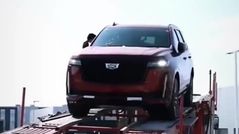 Don’t Miss It! Cadillac Escalade Unloading from an Open Trailer 🚚🔥