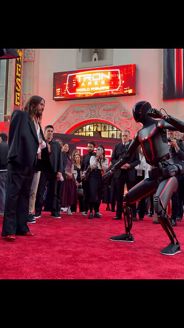 Un robot humanoide ‘planta cara’ a Jared Leto en la alfombra roja