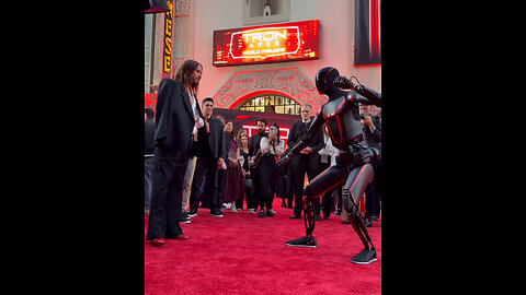 Un robot humanoide ‘planta cara’ a Jared Leto en la alfombra roja