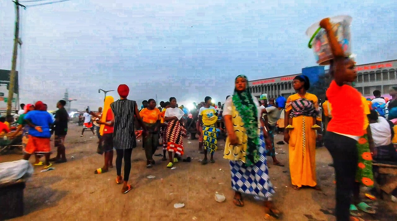 🇬🇭 EXPLORING AFRICAN STREET NIGHT LIFESTYLE IN ACCRA GHANA - AGBOGBLOSHIE MARKET