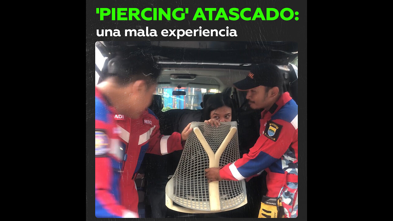 Una mujer queda atascada a una silla por su ‘piercing’