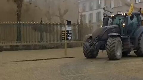 French famers show their discontent with globo-homo EU