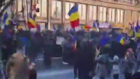 🚨#GolpeEu_NATO 100,000 ROMANIANS protest in Bucharest