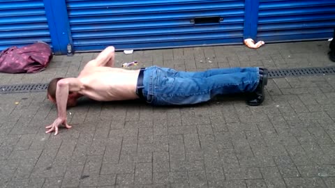 CRAZY 🤪 PEOPLE IN TOWN 🏢 & THINGS THEY DO TO BE FUNNY. THIS GUY SHOWS JUST HOW 🤪 HE IS IN PUBLIC 🤭