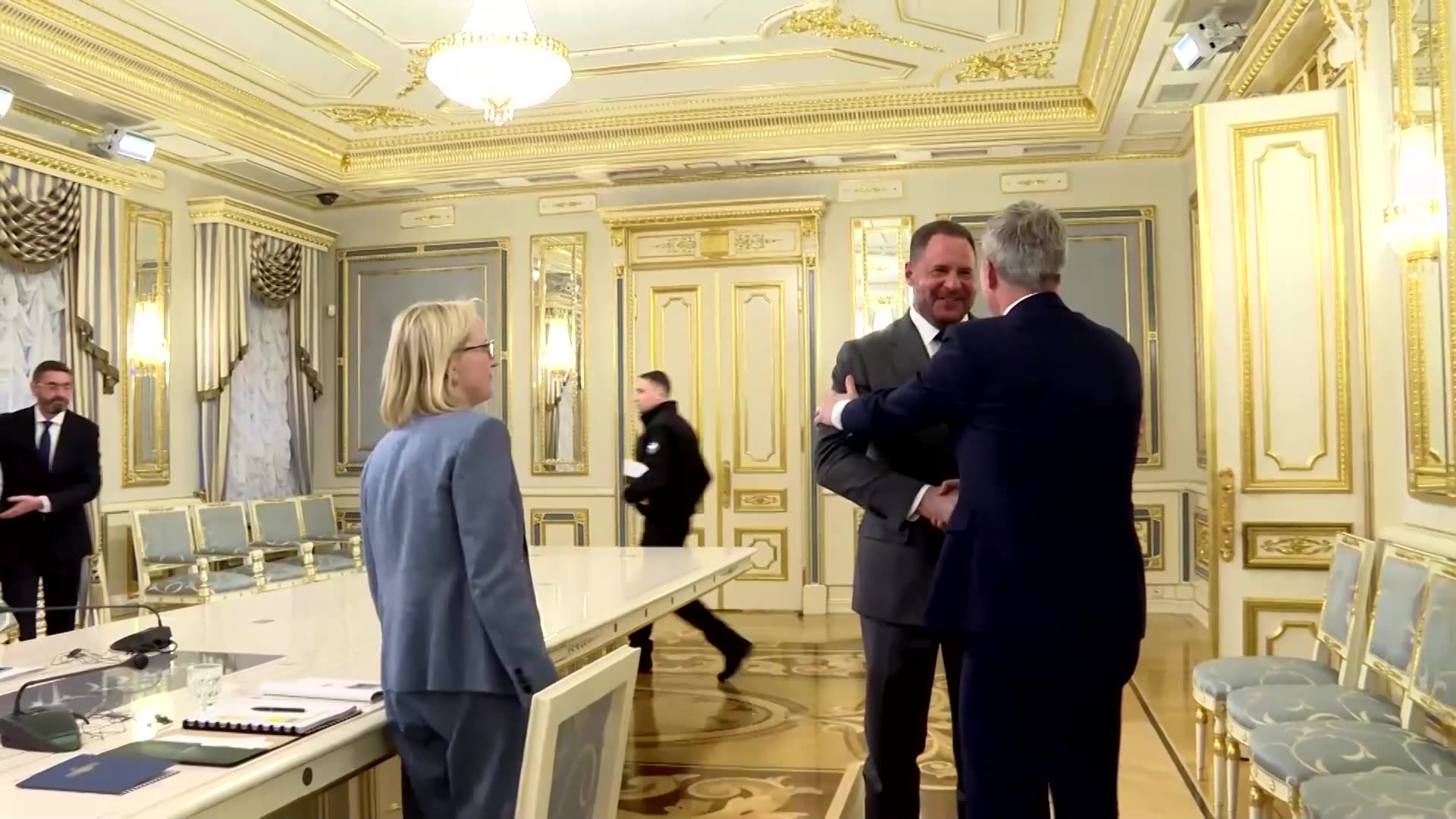 Ukraines top peace negotiator quits after raid by anti-graft police